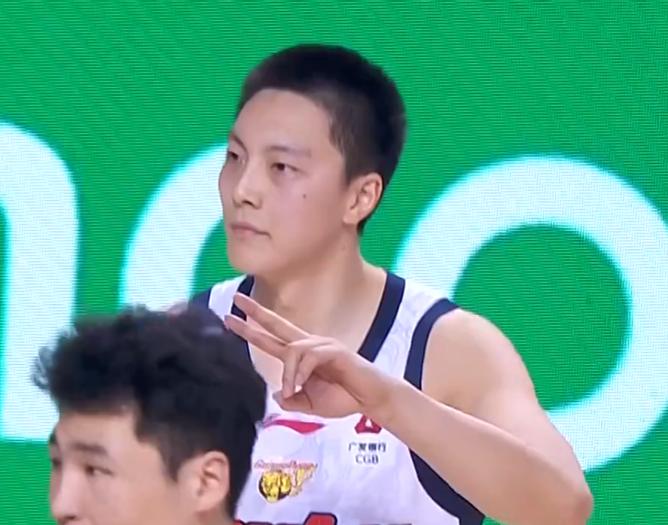 广东3消息！胡明轩深夜发声，徐杰新发型遭吐槽，焦泊乔化身阿联